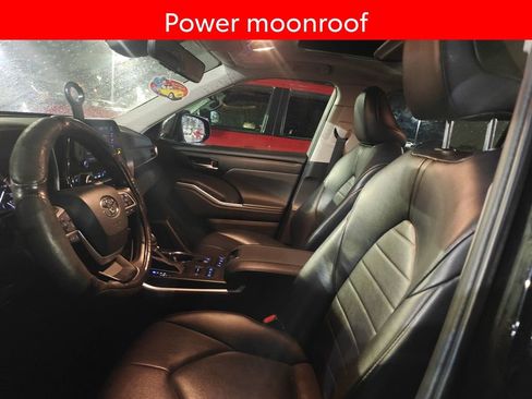 Used 2022 Toyota Highlander XLE image 6