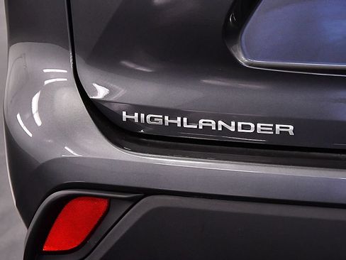 Used 2023 Toyota Highlander LE AWD/4WD image 11