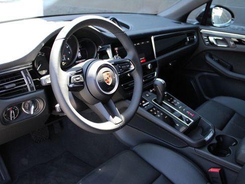New 2025 Porsche Macan image 4