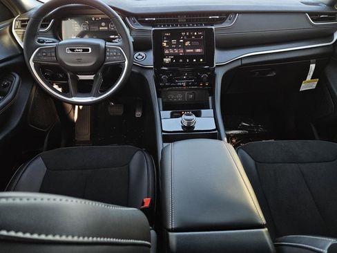 New 2025 Jeep Grand Cherokee Altitude RWD image 18