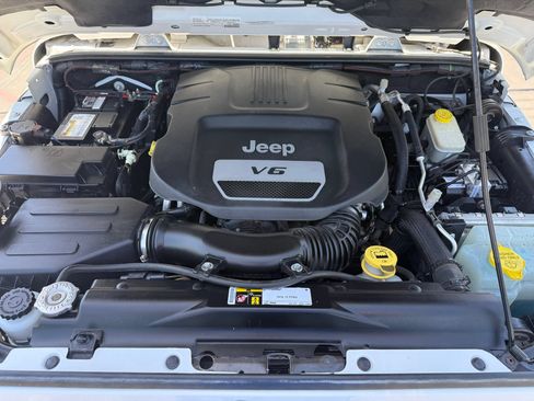 Used 2015 Jeep Wrangler Unlimited Sahara w/ Connectivity Group AWD/4WD image 31