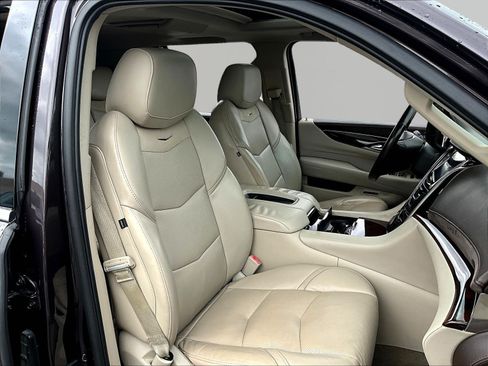 Used 2015 Cadillac Escalade Luxury RWD image 30