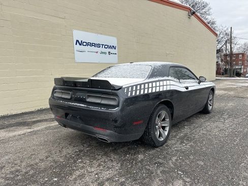 Used 2019 Dodge Challenger SXT image 4