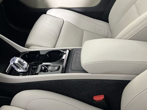 Certified 2024 Volvo XC40 B5 Plus image 22