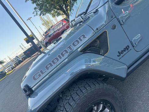 Used 2024 Jeep Gladiator Sport AWD/4WD image 11