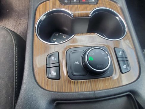 Used 2021 GMC Acadia SLE w/ Driver Convenience Package image 18