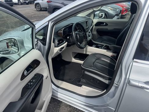 Used 2022 Chrysler Pacifica Limited FWD image 12