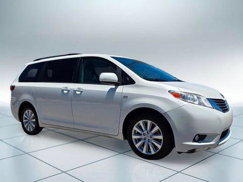 Used 2017 Toyota Sienna XLE Premium AWD/4WD image 3