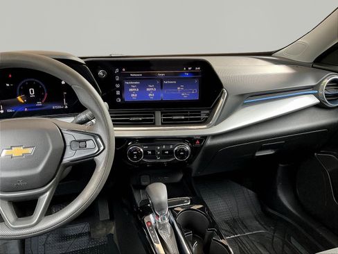 Used 2024 Chevrolet Trax LT FWD image 9