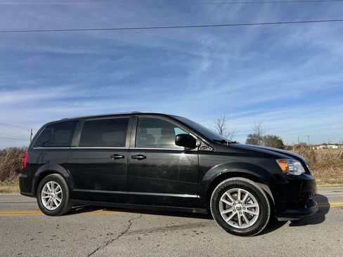 Used 2020 Dodge Grand Caravan SXT image 1