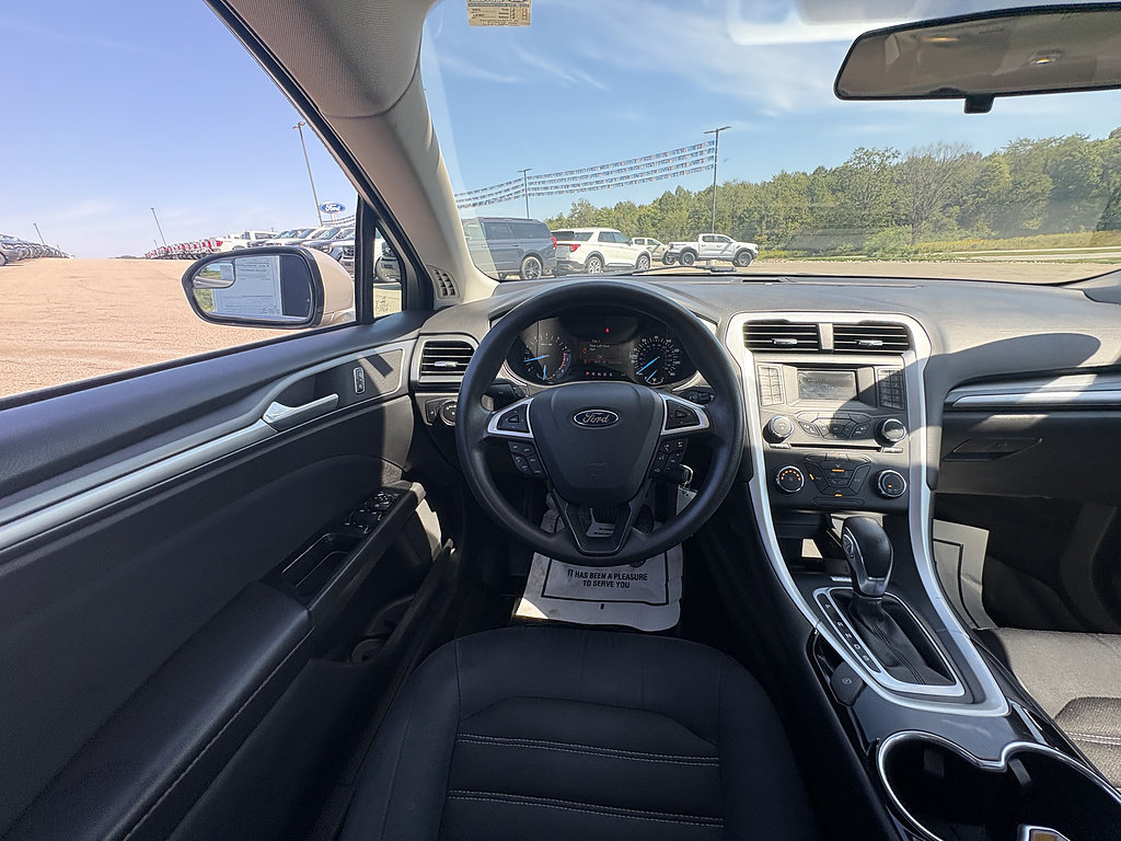 Used 2015 Ford Fusion SE FWD image 21