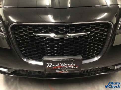 Used 2018 Chrysler 300 Touring w/ Sport Appearance Package image 17