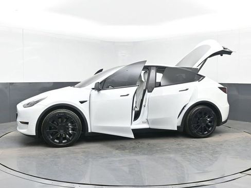 Used 2022 Tesla Model Y Long Range AWD/4WD image 49