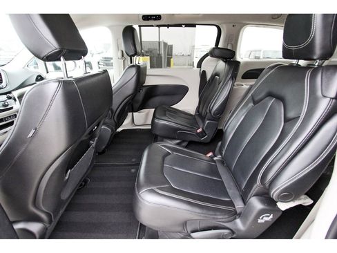 Used 2023 Chrysler Pacifica Touring-L image 7