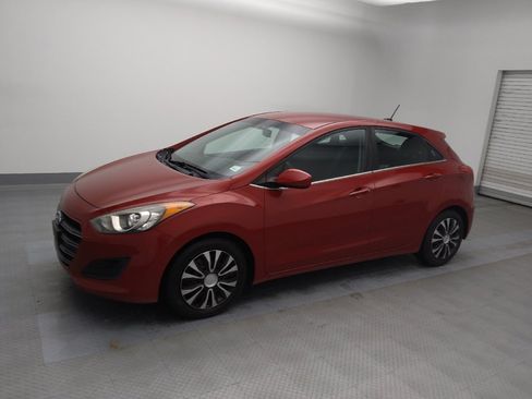 Used 2017 Hyundai Elantra GT image 2