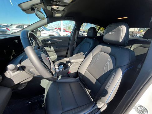 Used 2025 Buick Envista Sport Touring image 36