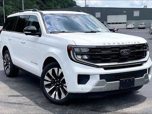 Certified 2025 Ford Expedition Platinum w/ Driver's Package AWD/4WD image 2