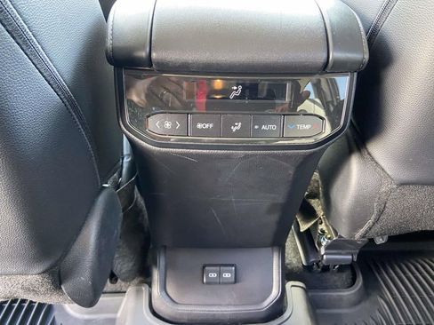Used 2025 Toyota Highlander XLE AWD/4WD image 24
