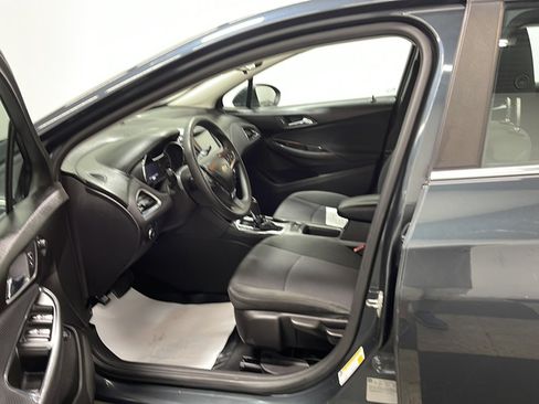 Used 2017 Chevrolet Cruze LT FWD image 2