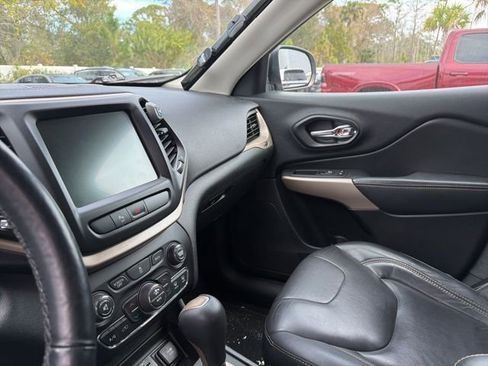 Used 2018 Jeep Cherokee Limited image 9