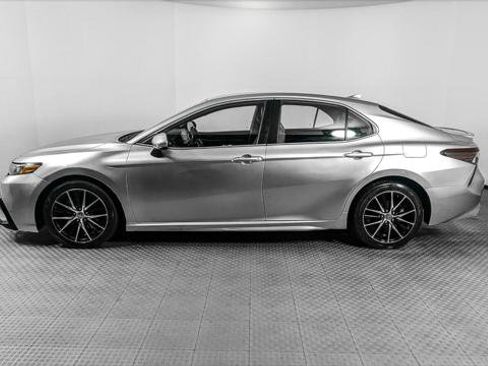 Used 2021 Toyota Camry SE image 3