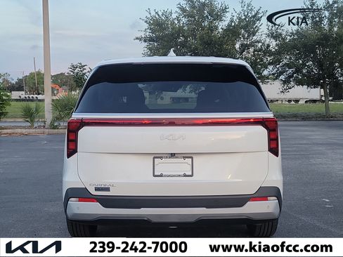 Used 2025 Kia Carnival LX FWD image 5