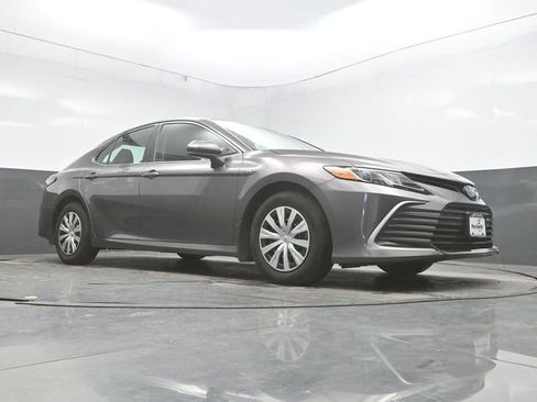 Used 2021 Toyota Camry LE image 30