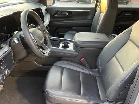 Used 2025 Chevrolet Suburban Z71 image 13