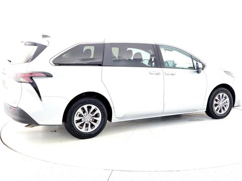 Used 2024 Toyota Sienna LE image 6