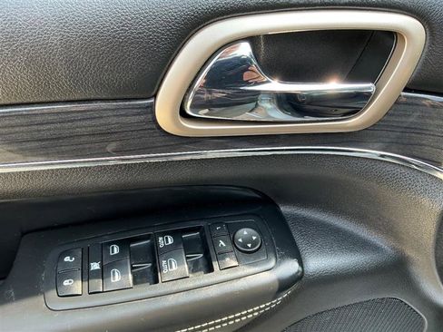 Used 2016 Jeep Grand Cherokee Overland w/ Advanced Technology Group image 26