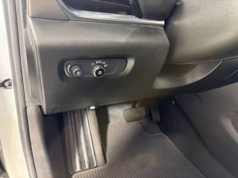 Used 2022 Chevrolet Traverse LT FWD image 14