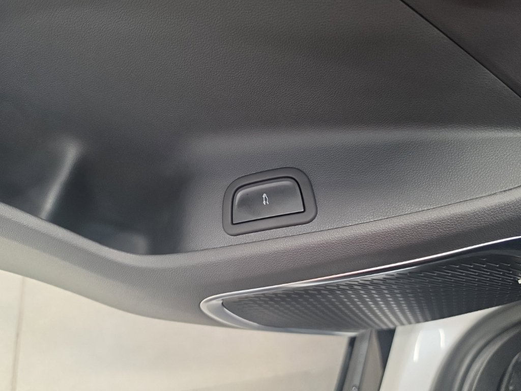 Used 2025 Chevrolet Traverse RS w/ LPO, Floor Liner Package FWD image 40