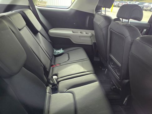 Certified 2024 Kia Carnival LX image 3