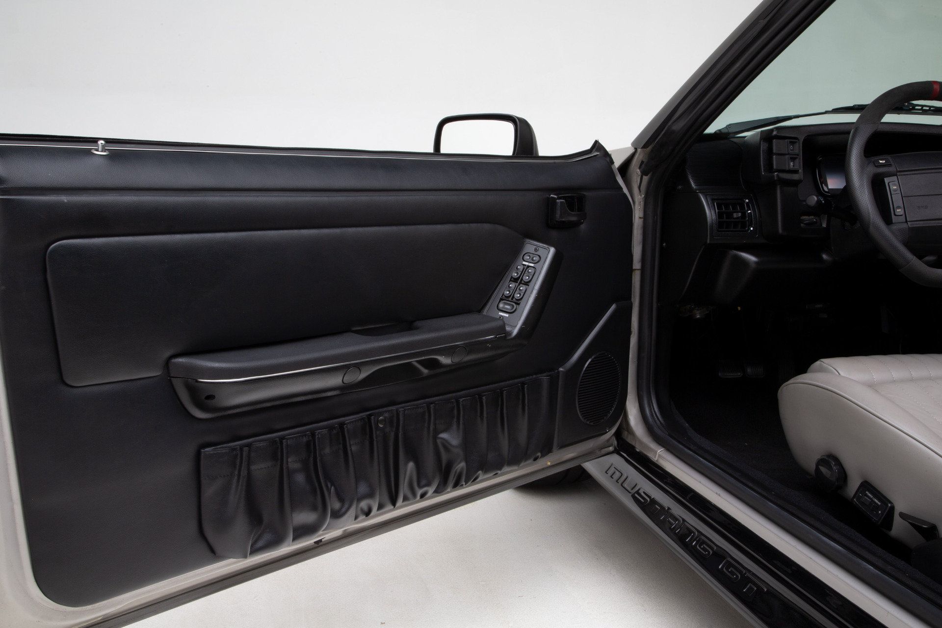 Used 1990 Ford Mustang GT RWD image 29