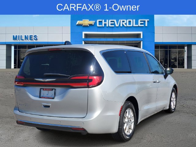 Used 2024 Chrysler Pacifica Touring-L FWD image 5