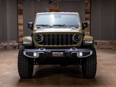 Used 2025 Jeep Gladiator Sport AWD/4WD image 2