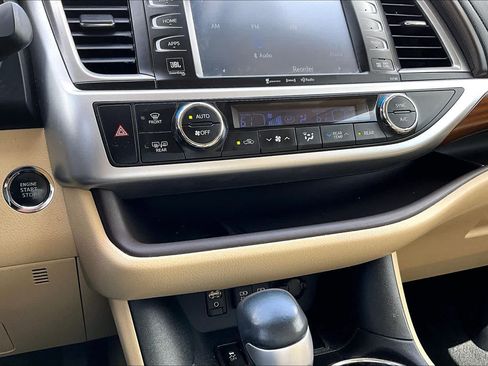 Used 2018 Toyota Highlander Limited Platinum FWD image 35