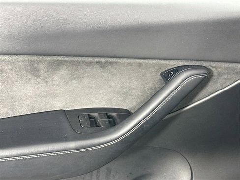 Used 2022 Tesla Model Y Long Range image 21