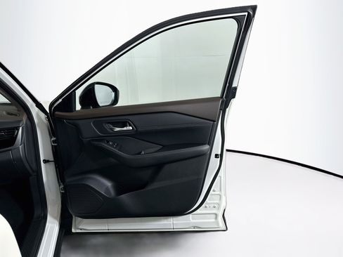 Used 2023 Nissan Rogue SL FWD image 32