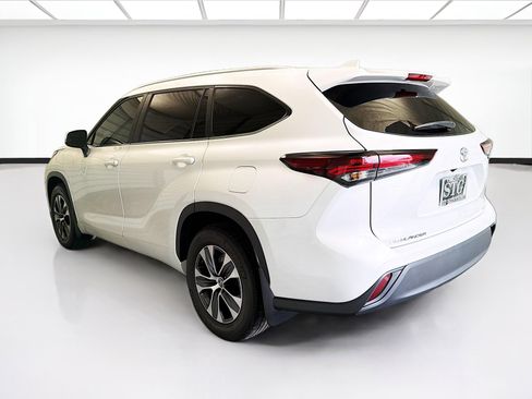 Used 2024 Toyota Highlander XLE FWD image 6