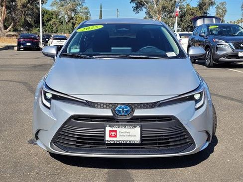 Used 2025 Toyota Corolla LE w/ Convenience Package image 2