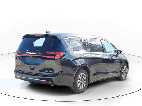 Used 2024 Chrysler Pacifica Limited FWD image 4
