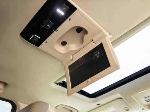 Used 2015 Chevrolet Suburban LT RWD image 29