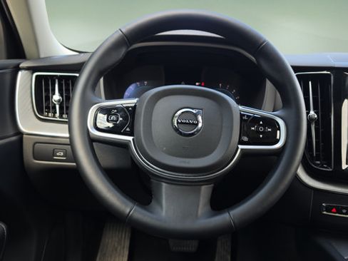 Used 2025 Volvo XC60 B5 Plus AWD/4WD image 9