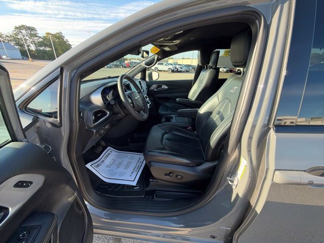 Used 2022 Chrysler Pacifica Touring-L w/ Uconnect Theater Family Group FWD image 8