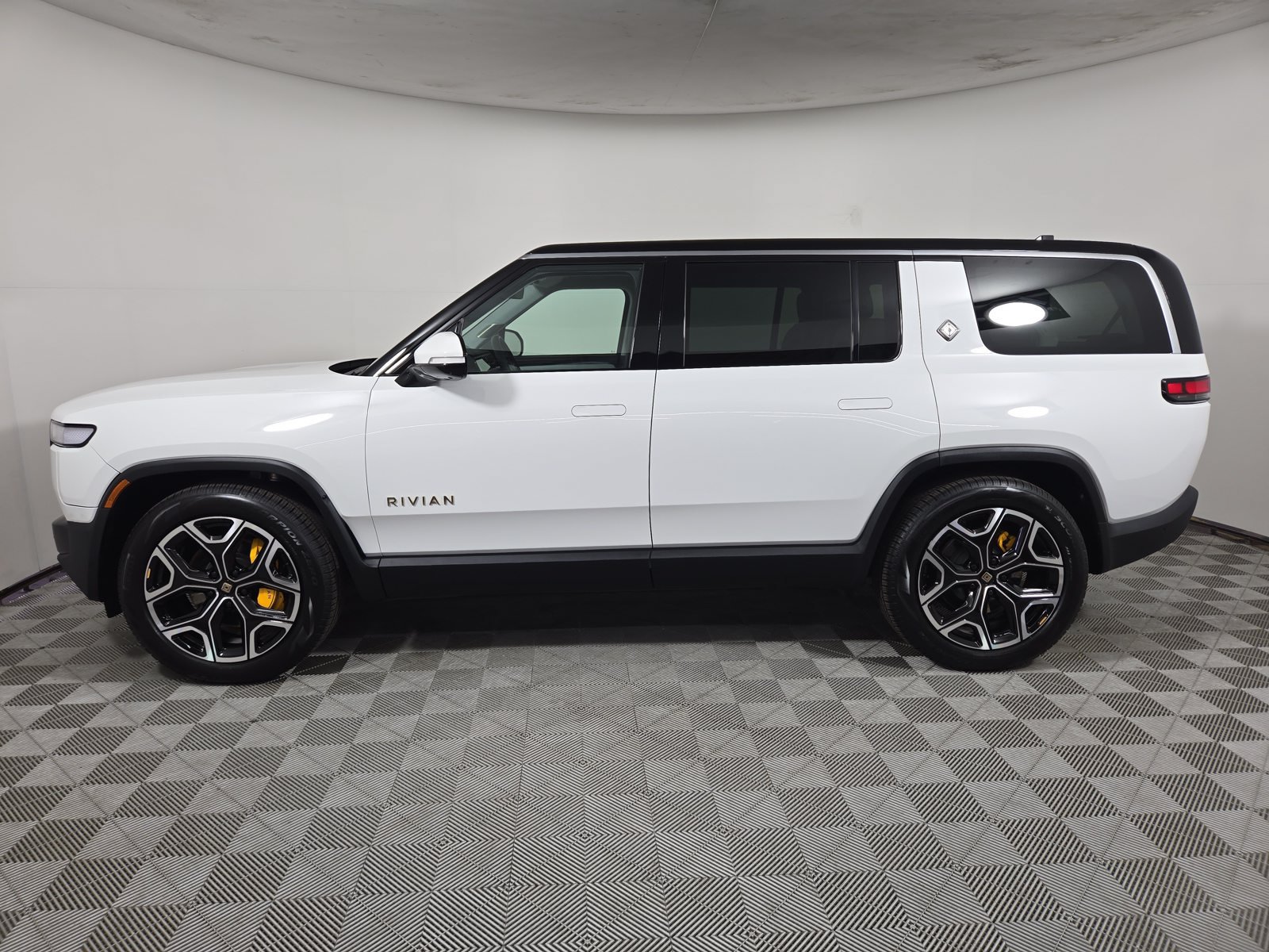 Used 2024 Rivian R1S Adventure Quad AWD/4WD image 2