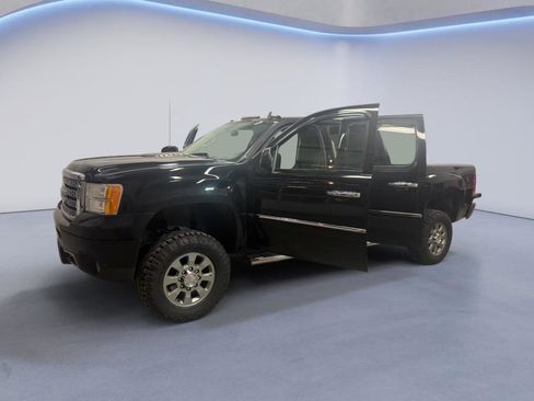 Used 2014 GMC Sierra 2500 Denali w/ Suspension Package, Off-Road image 9