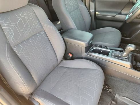 Used 2017 Toyota Tacoma TRD Off-Road w/ Premium & Technology Package image 10