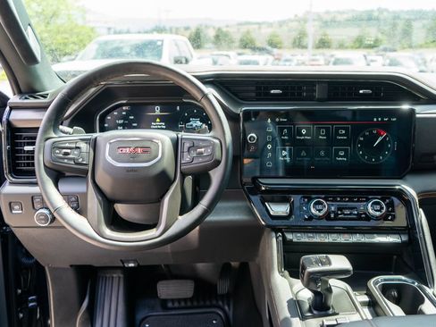 Used 2025 GMC Sierra 1500 AT4 w/ Technology Package AWD/4WD image 16