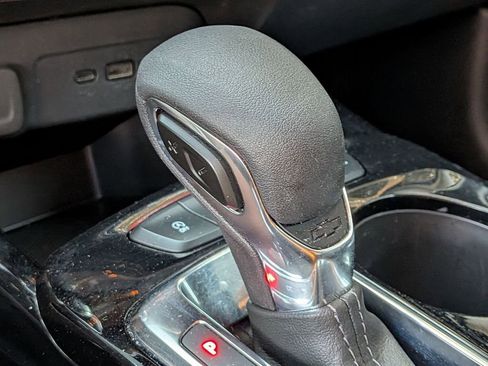 Used 2025 Chevrolet Trax LT w/ LT Convenience Package image 18